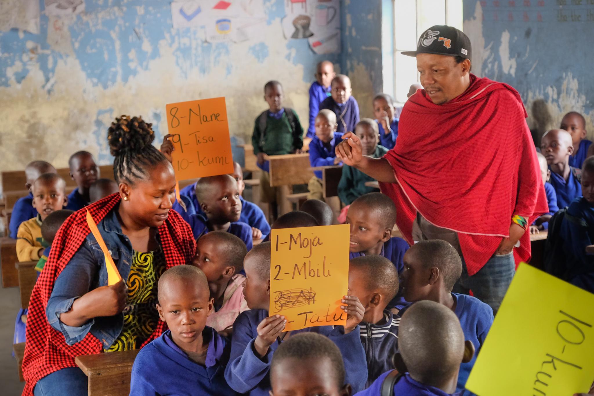Kinder und Schulgebäude der Esilalei Primary School in Mto Wa Mbu, Tansania, wo AKO neue Toiletten und Klassenräume unterstützt.