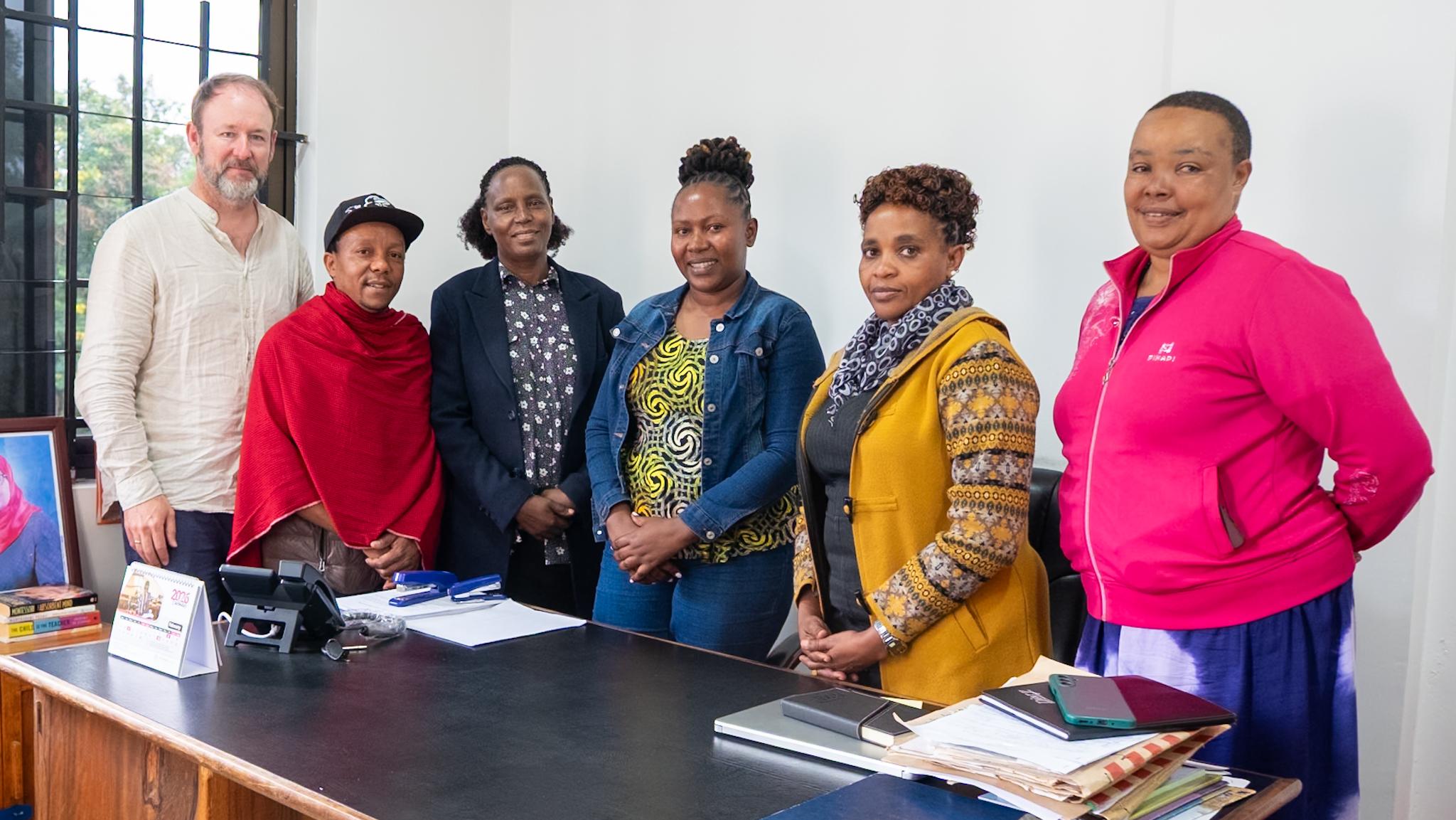 Kinder und Schulgebäude der Esilalei Primary School in Mto Wa Mbu, Tansania, wo AKO neue Toiletten und Klassenräume unterstützt.