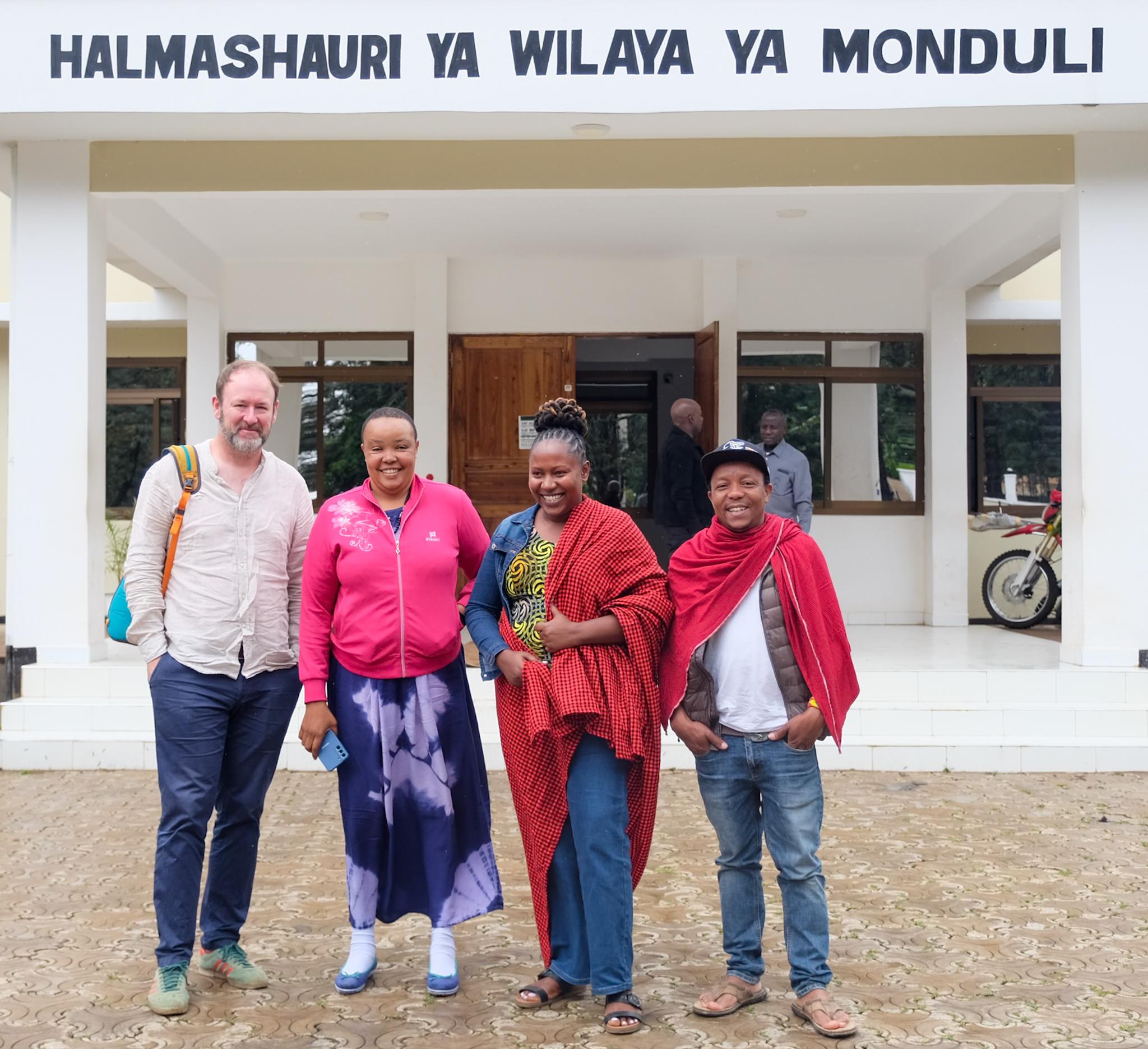 Kinder und Schulgebäude der Esilalei Primary School in Mto Wa Mbu, Tansania, wo AKO neue Toiletten und Klassenräume unterstützt.